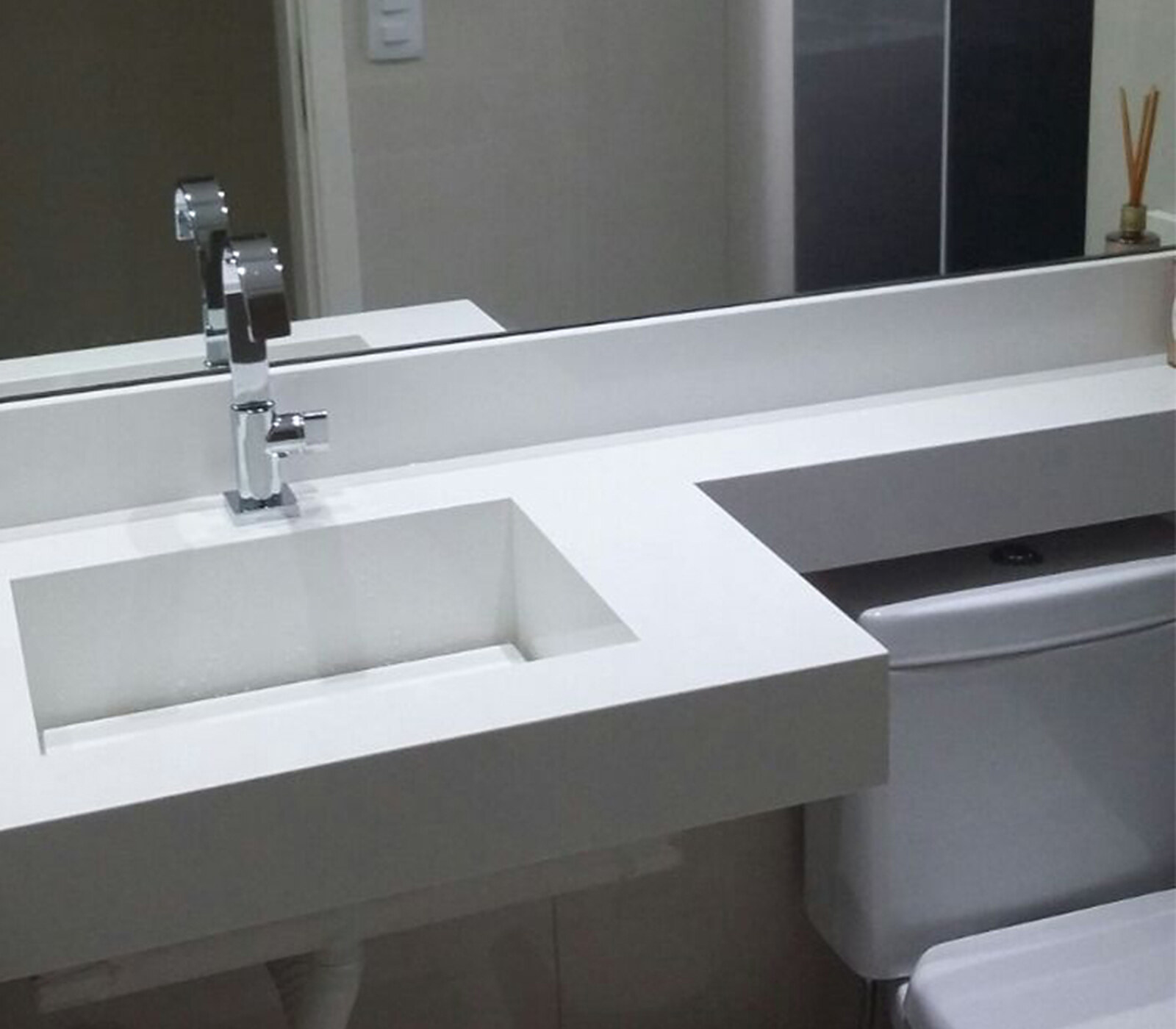 Banheiro com bancada de pedra sob medida (projeto 04)