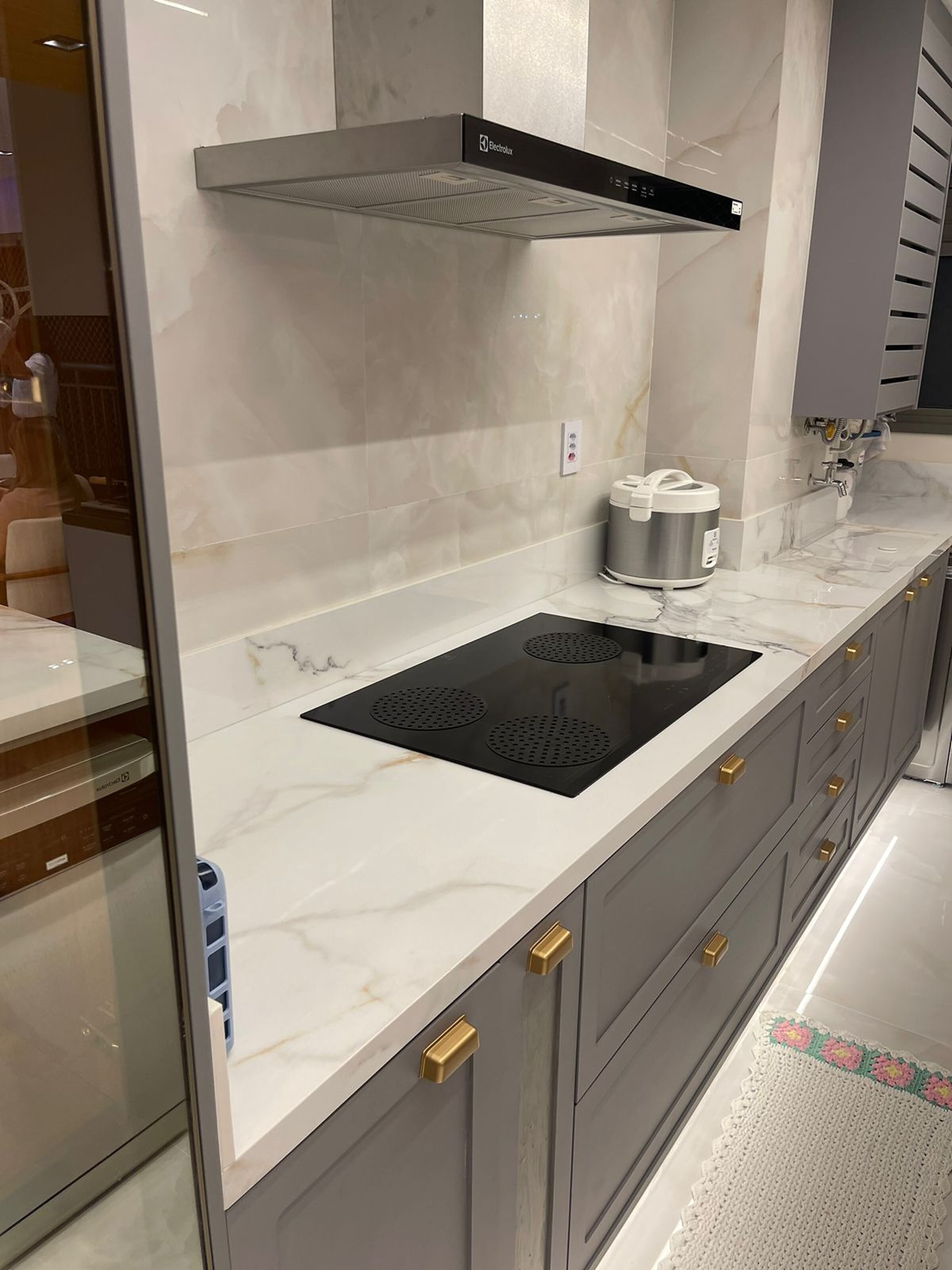 cozinha planejada com bancada de pedra sob medida