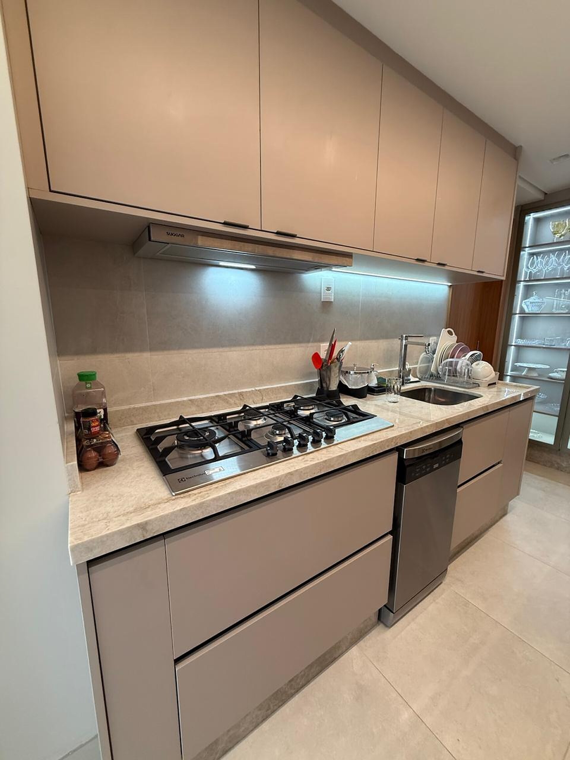 bancada de cozinha em quartzito natural com veios
