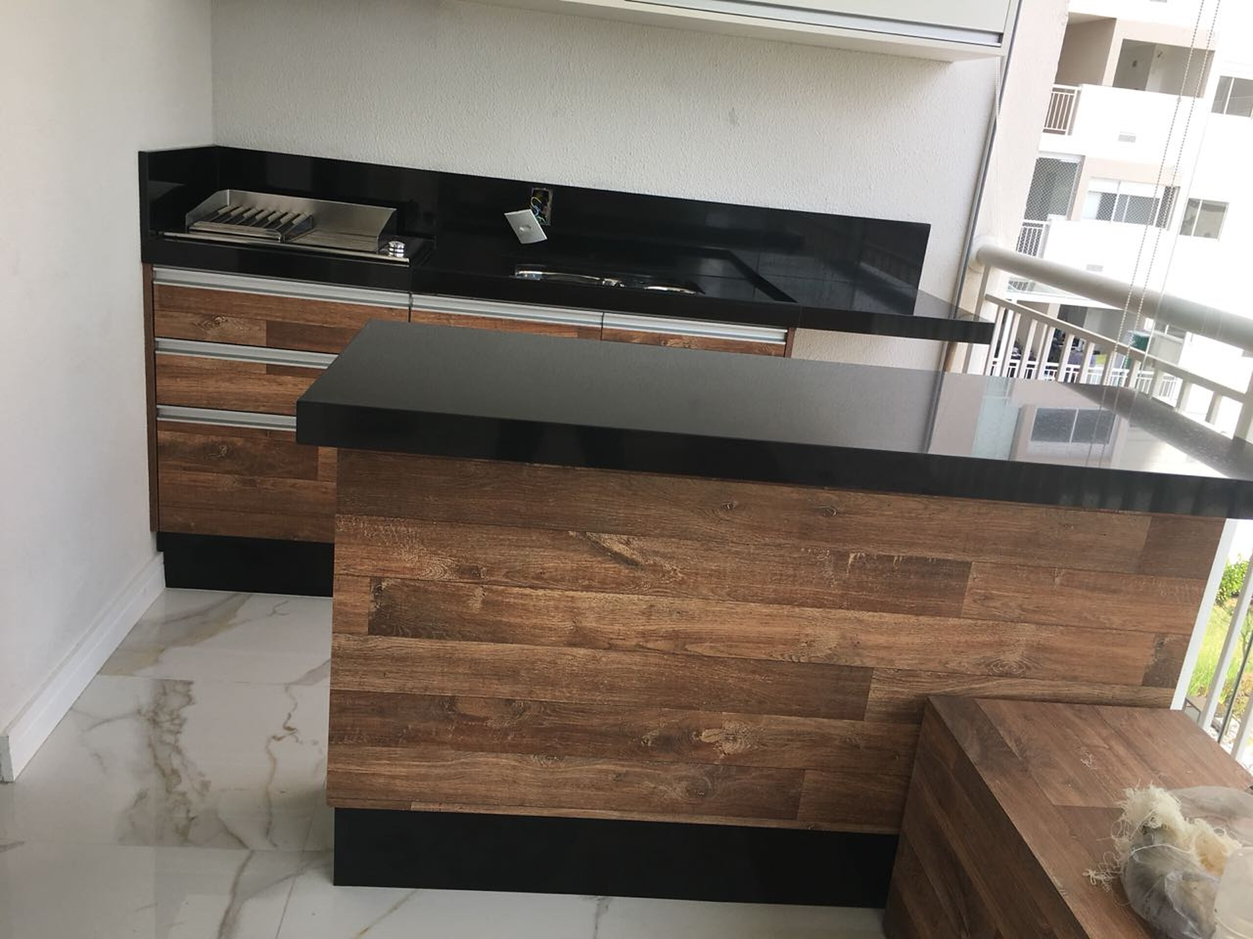bancada clara contínua em lâmina sinterizada em cozinha de alto padrão